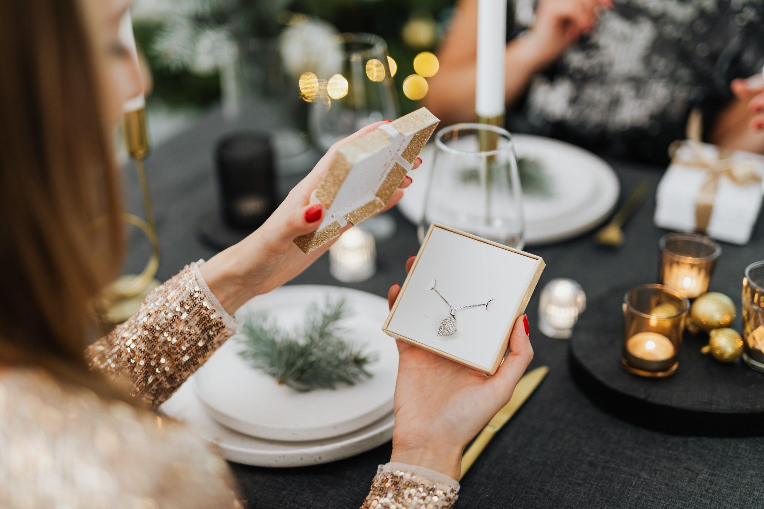 What are the Best Jewelry Gifts for Mom